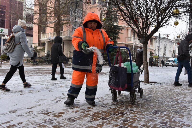 В Симферополе за минувшую ночь от снега обработали 530 км дорог