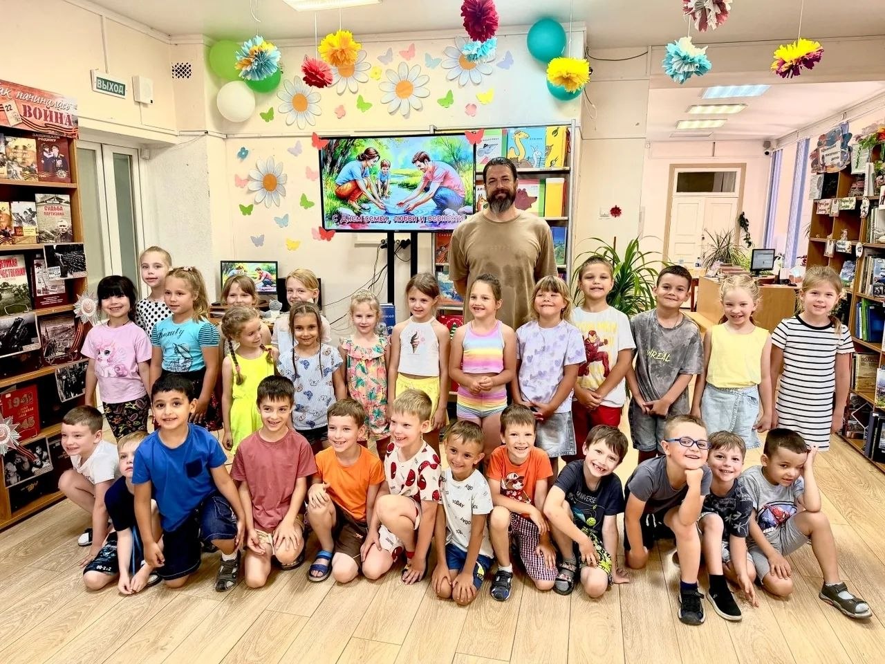 Для симферопольских детей провели флешмоб ко Дню семьи, любви и верности