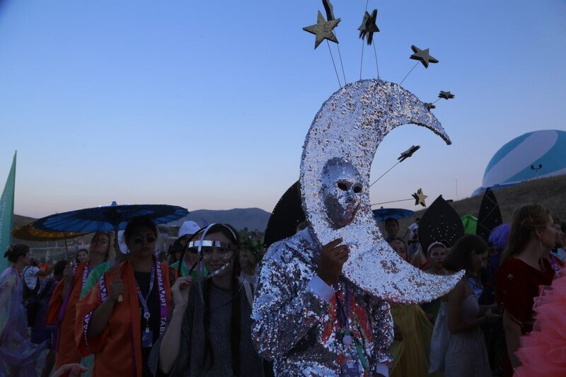 Арт-шествие, шоу на воде и выступления звёзд: как прошёл финальный день фестиваля «Таврида.АРТ»