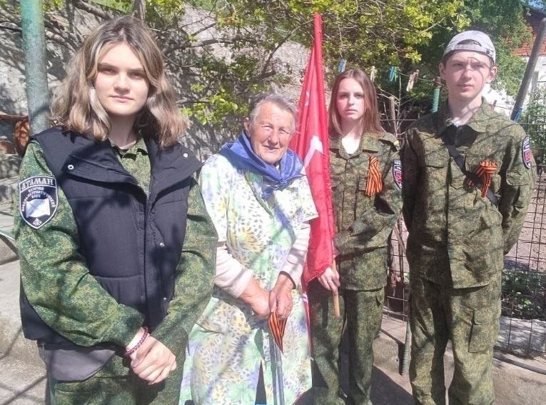 Cимвол мирного ясного неба: в Симеизе прошла акция "Синий платочек Победы"