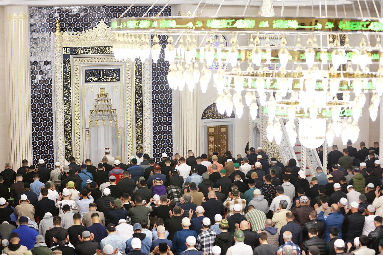 В Соборной мечети Симферополя прошел праздничный намаз