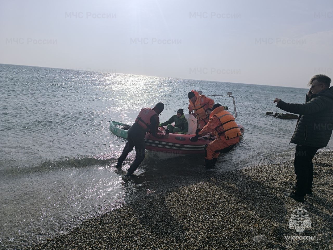 В Крыму спасли двоих мужчин, которых унесло в море 