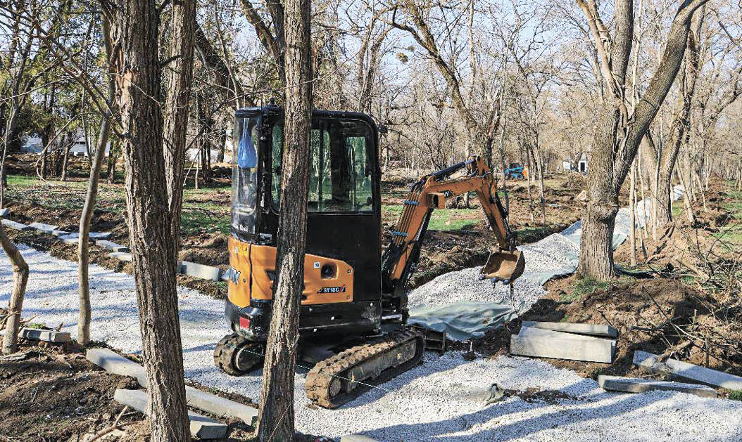 Видеонаблюдение и площадку под теннисные столы: в селе Криничном Белогорского района благоустраивают парк