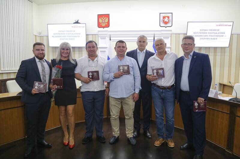 Глава Крыма наградил медработников-добровольцев, которые оказали помощь жителям ДНР