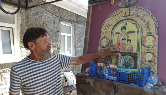Пожилой паломник из Сибири с иконами пешком дошёл до Крыма