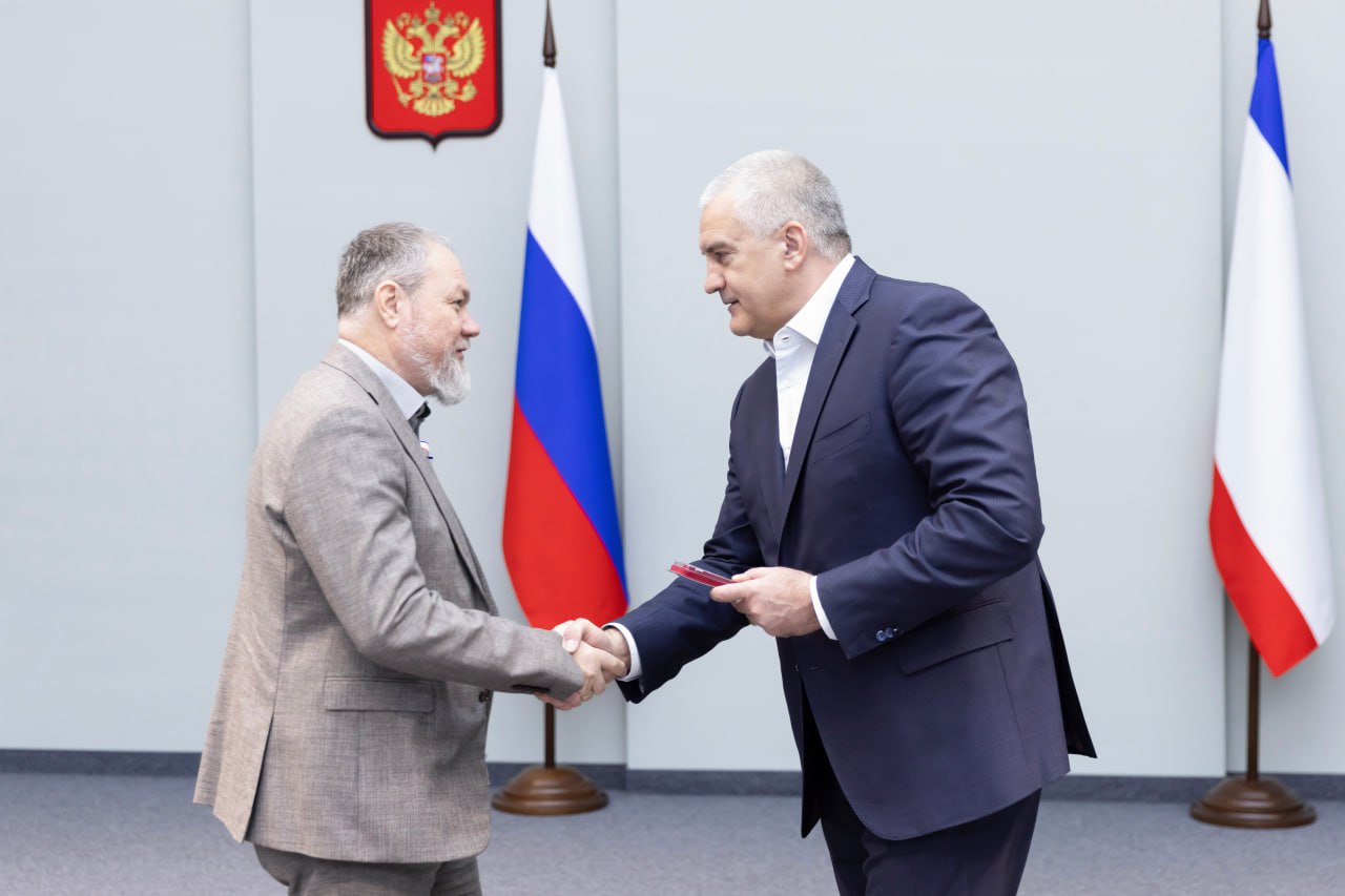 Аксёнов вручил награды крымчанам в честь Дня Республики