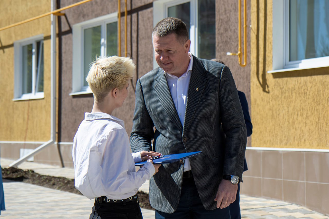 В Крыму 20 детей-сирот получили ключи от новых квартир
