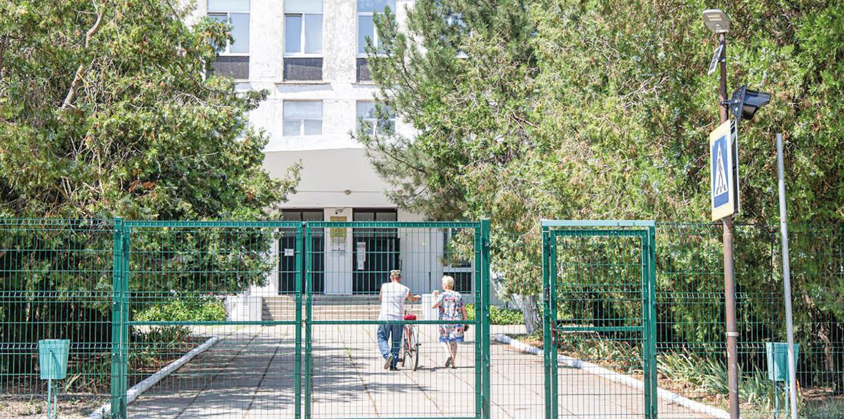 Не теряя надежды: чему радуются и на что жалуются жители Кормового Первомайского района