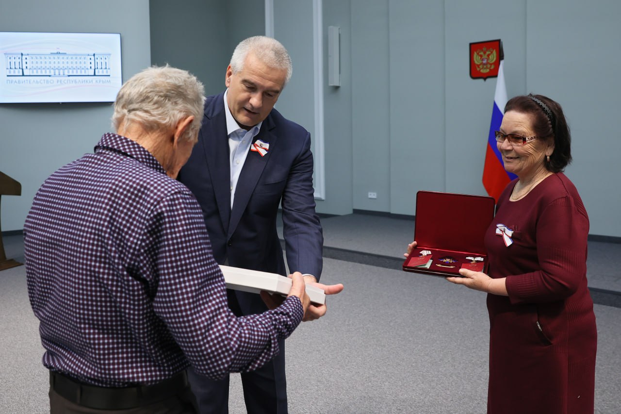 Аксёнов вручил отличившимся крымчанам награды в честь Дня Конституции Крыма