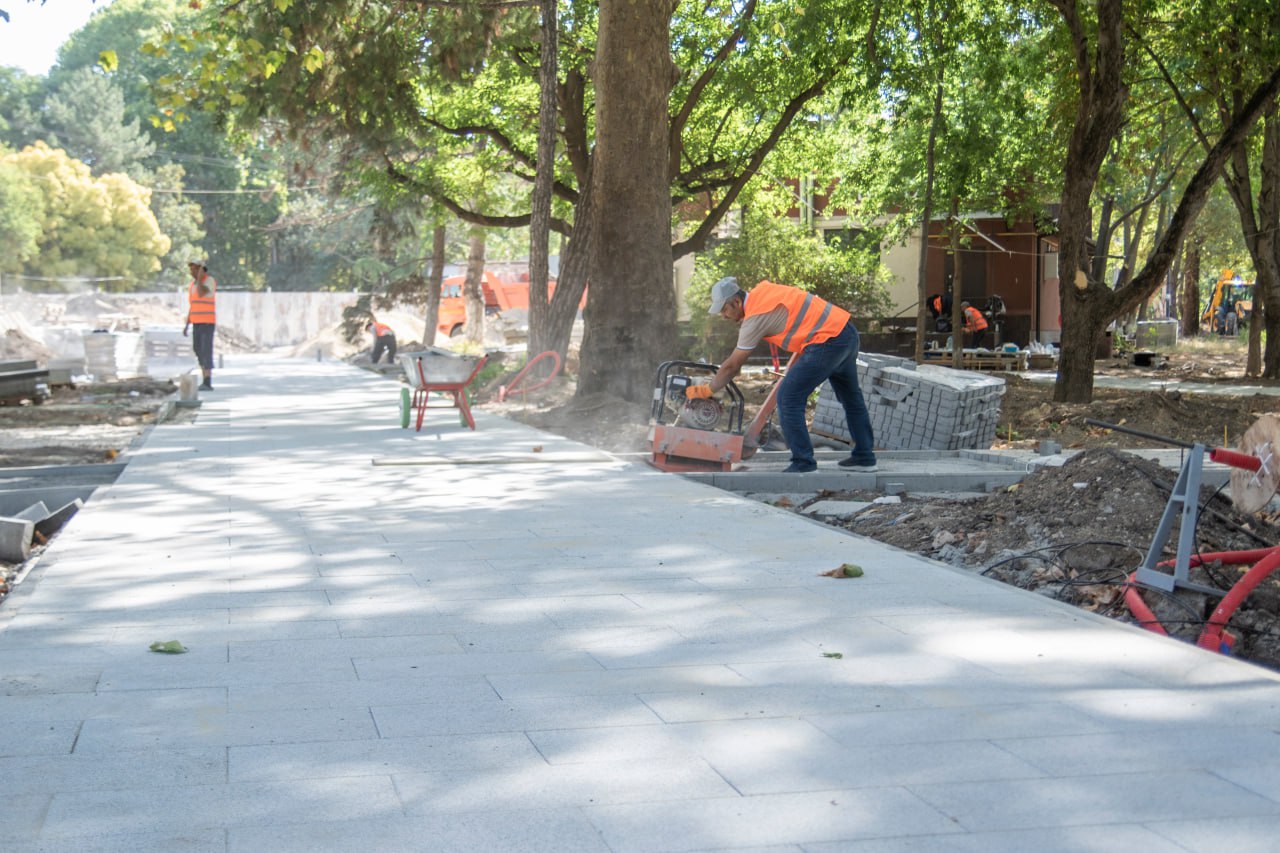 В Гагаринском парке в Симферополе уложили 6 тысяч квадратных метров плитки