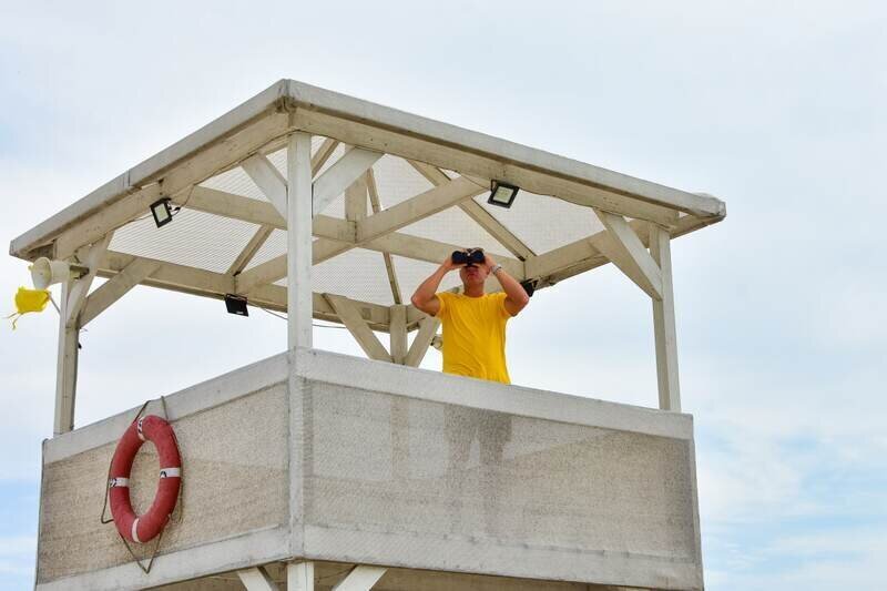 На крымских пляжах будут дежурить около тысячи матросов-спасателей