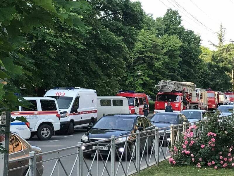 В центре Симферополя проводит учения МЧС