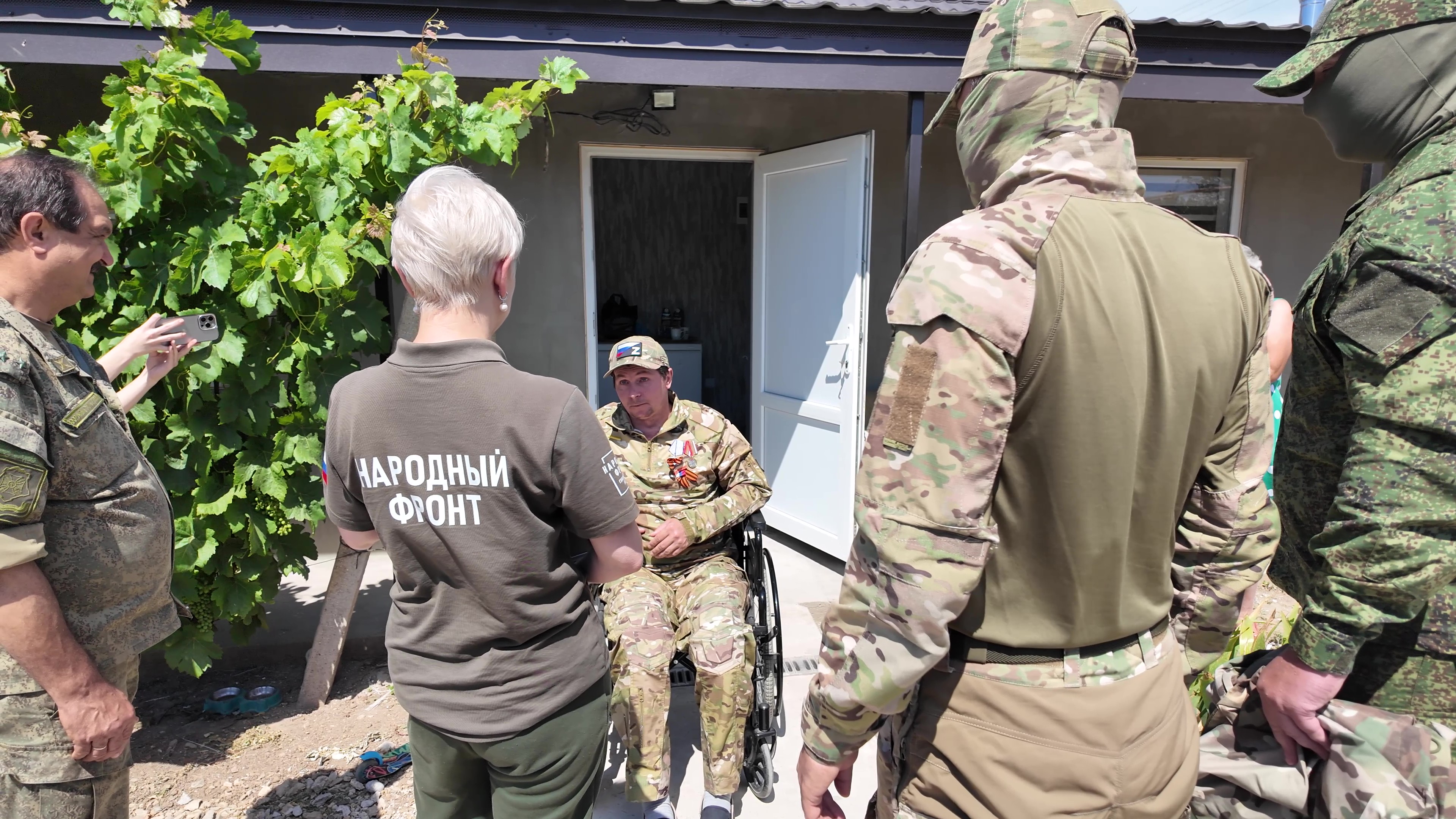 "Мы помним всех пацанов, никто не забыт": крымские бойцы навестили раненого товарища с подарками.