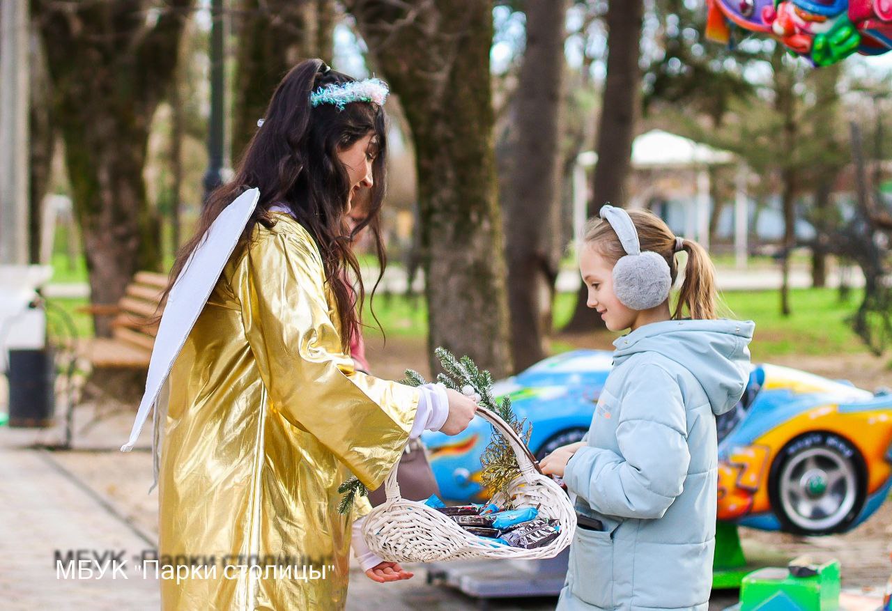 Юных гостей Детского парка в Симферополе поздравили с Днём Святого Николая
