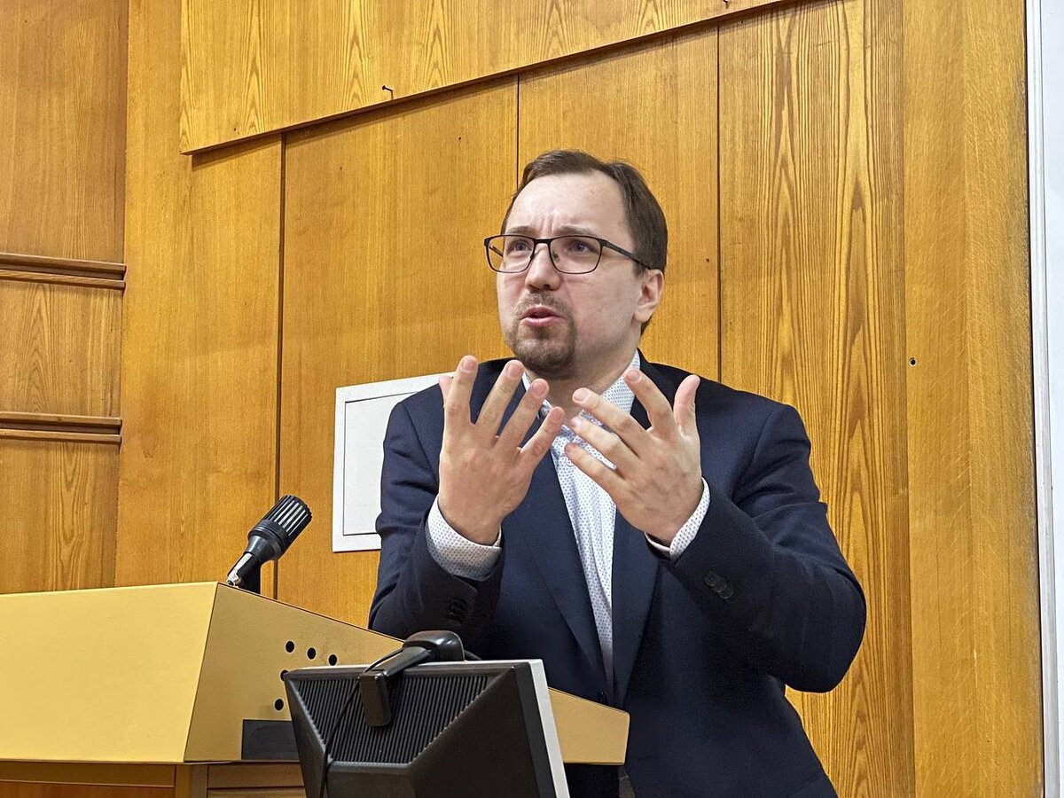 Эксперт рассказал, почему политика в Украине имеет карнавальный характер