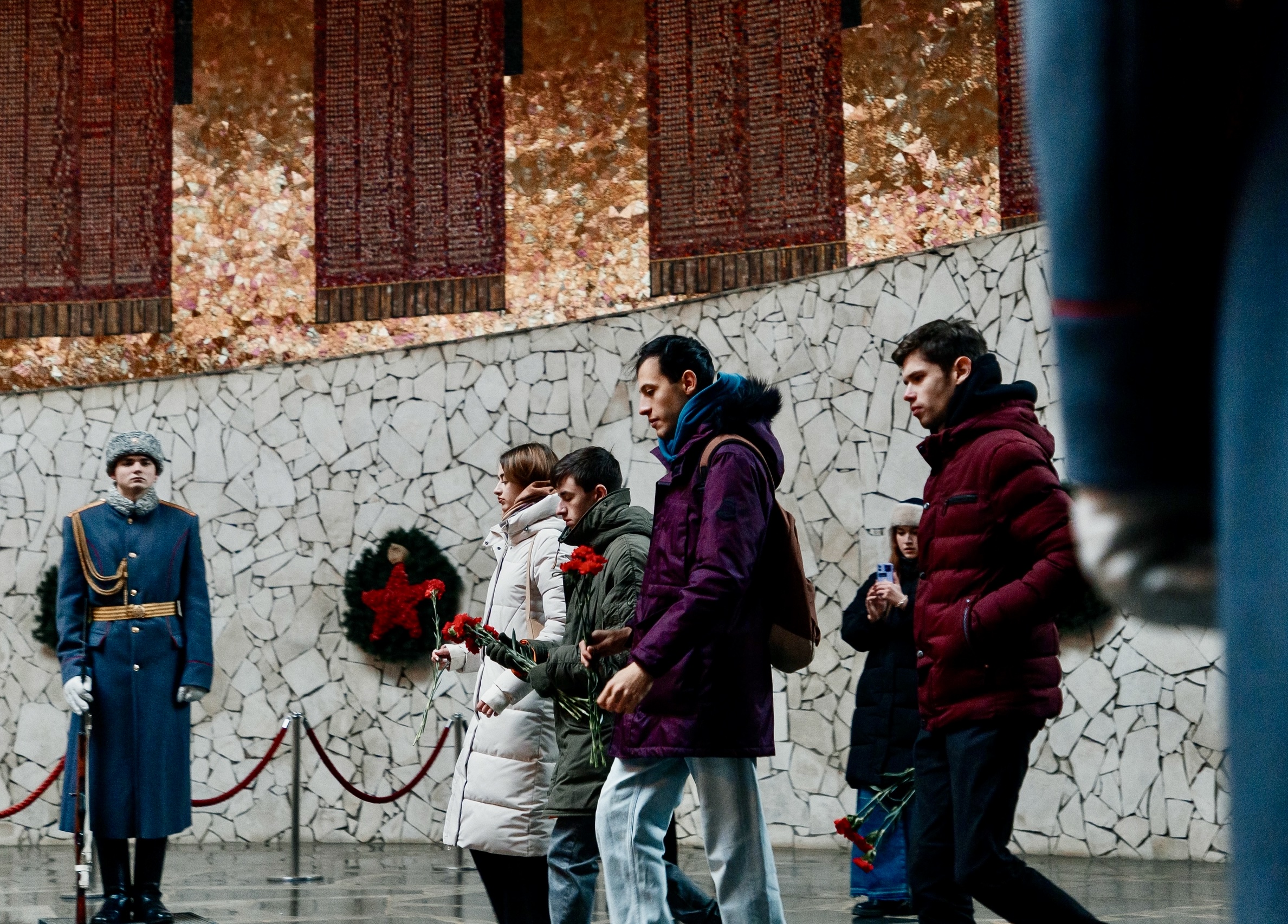 Крымские студотрядовцы возложили цветы у Вечного огня на Мамаевом кургане