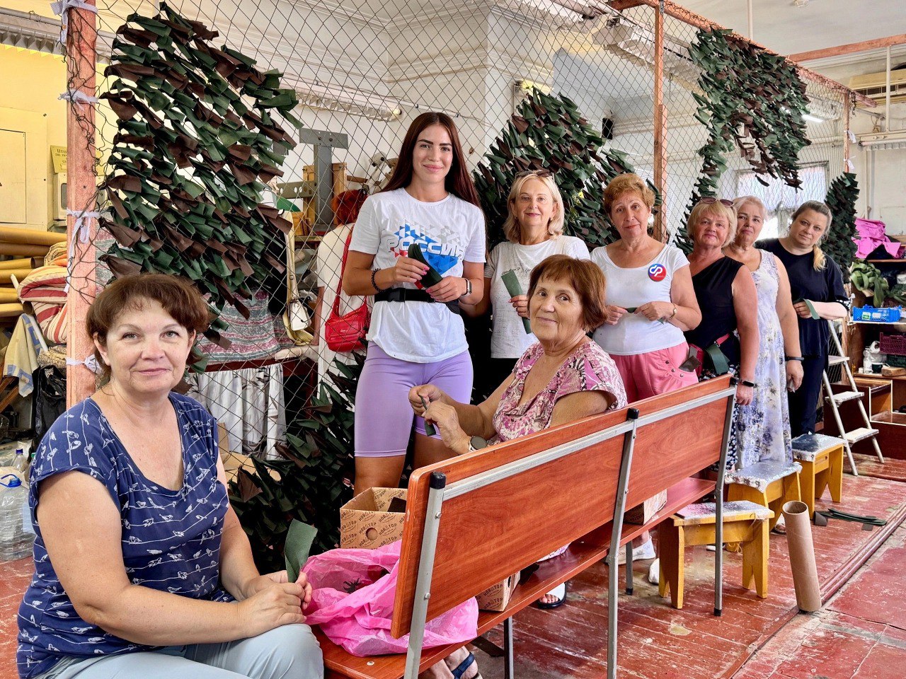 Крымские пенсионеры сплели семь шестиметровых маскировочных сетей для бойцов СВО