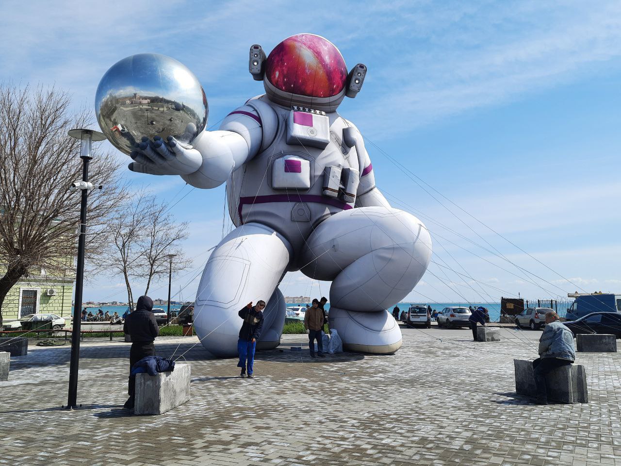 В Евпатории приземлился гигантский космонавт