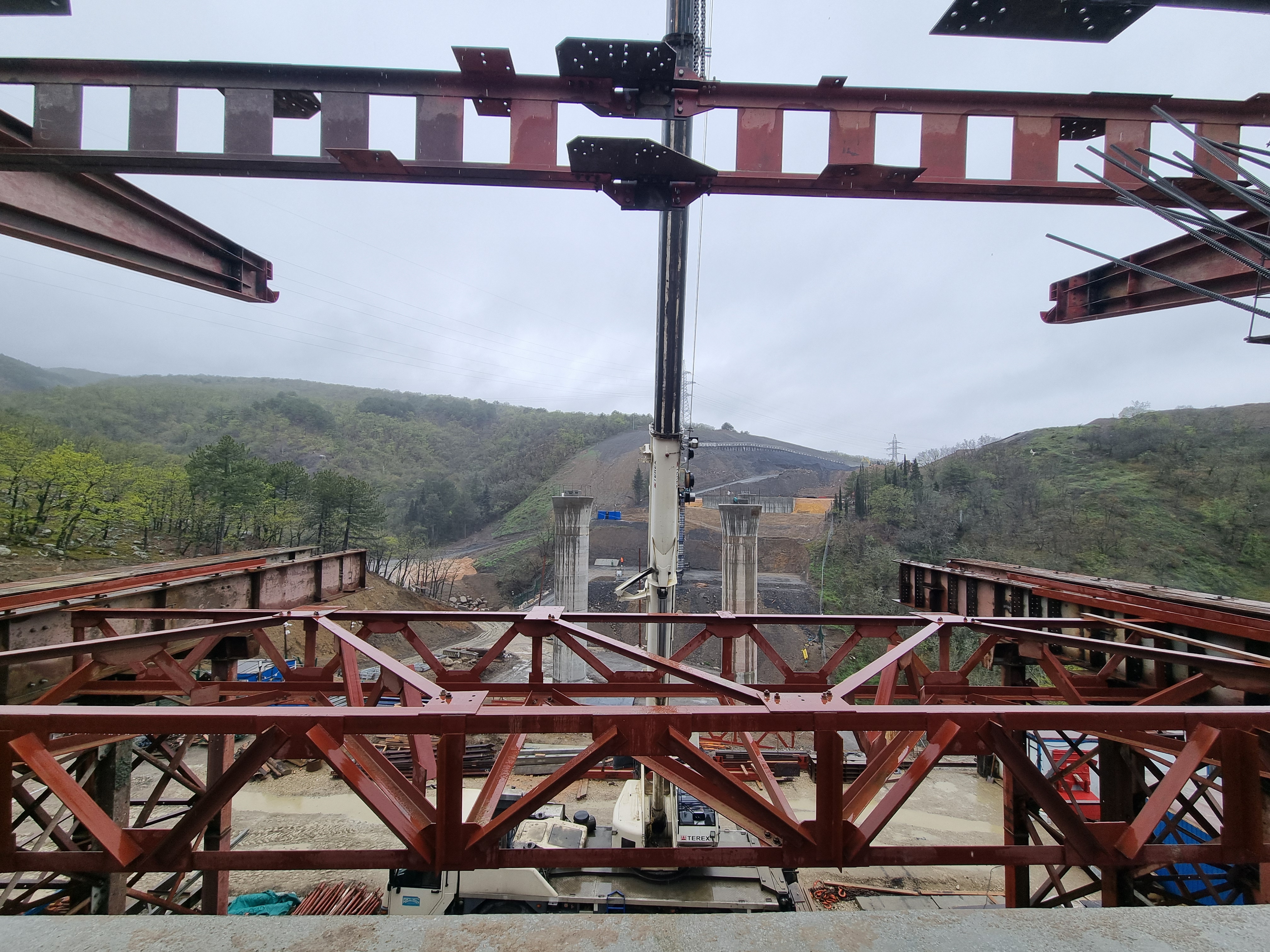 Возле Алушты устанавливают огромный виадук весом более 760 тонн