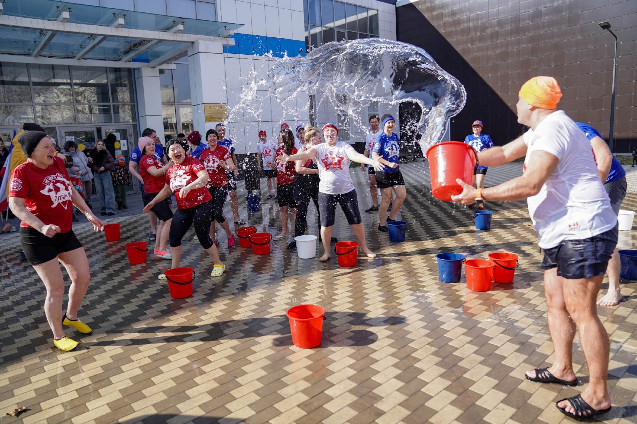В Евпатории прошло массовое обливание холодной водой 