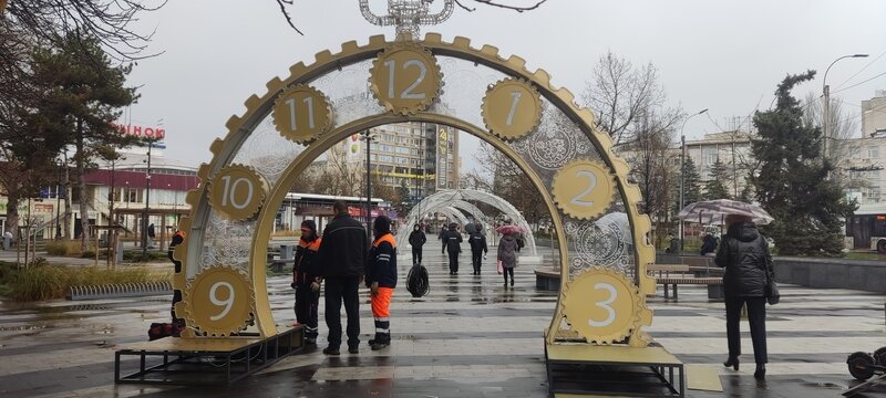 Праздник к нам приходит: как Симферополь готовится к Новому году и Рождеству