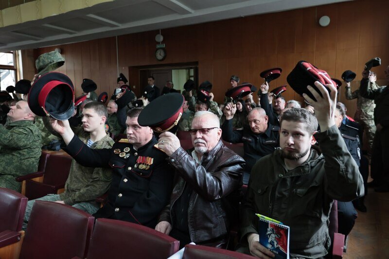 Как ложкой, так и шашкой: в Крыму состоялось отчётное собрание Черноморского казачьего войска