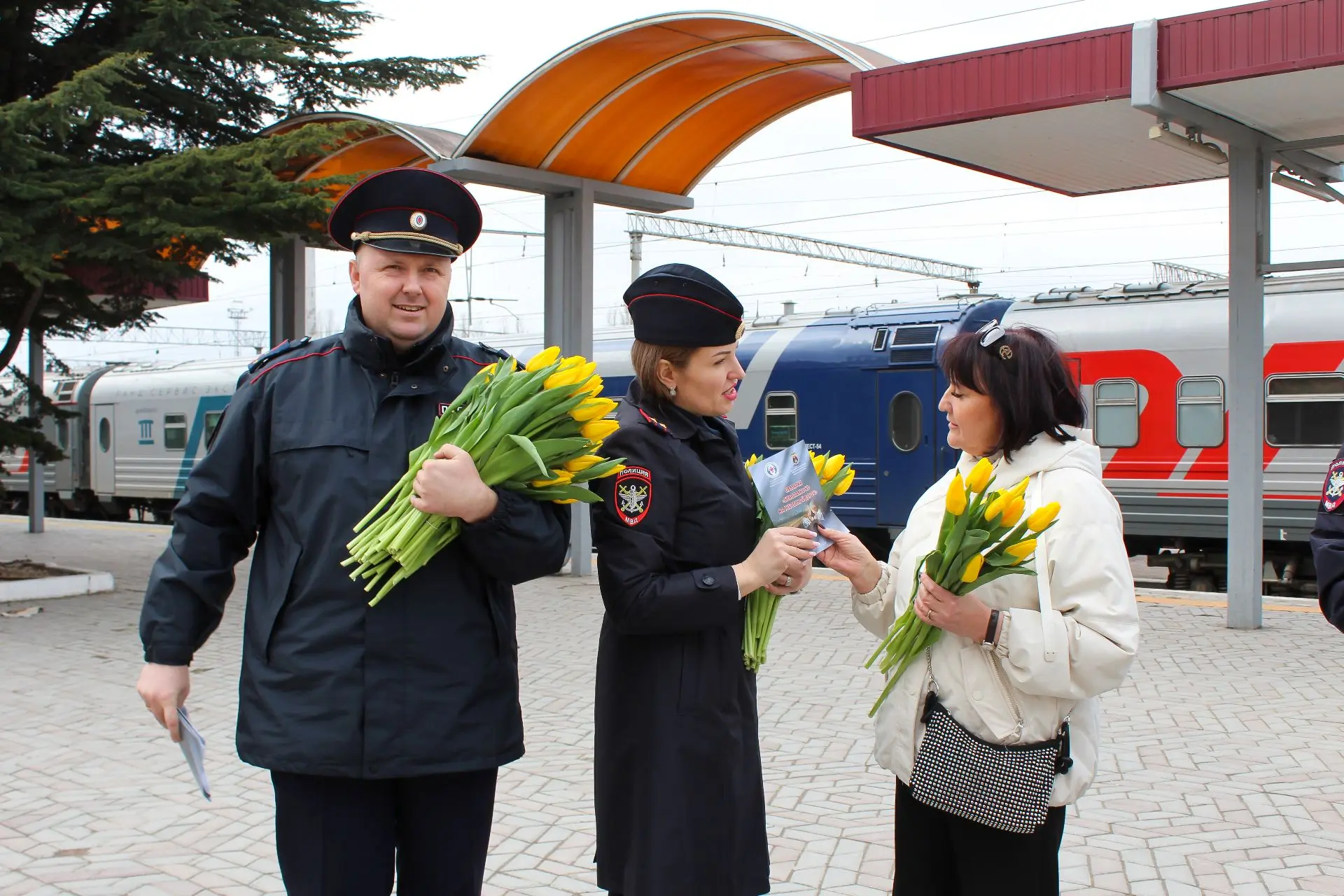 В Симферополе сотрудники транспортной полиции в преддверии 8 марта поздравили пассажиров железнодорожного вокзала