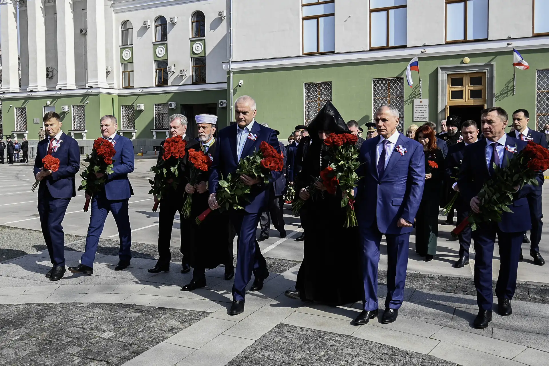 В Симферополе возложили цветы к памятнику «Народному ополчению всех времен»
