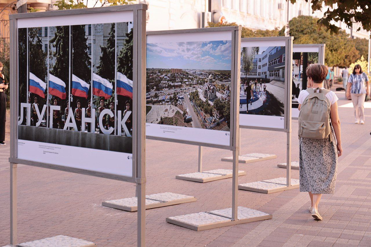 В Симферополе открылась фотовыставка, посвящённая Дню воссоединения Донбасса и Новороссии с Россией