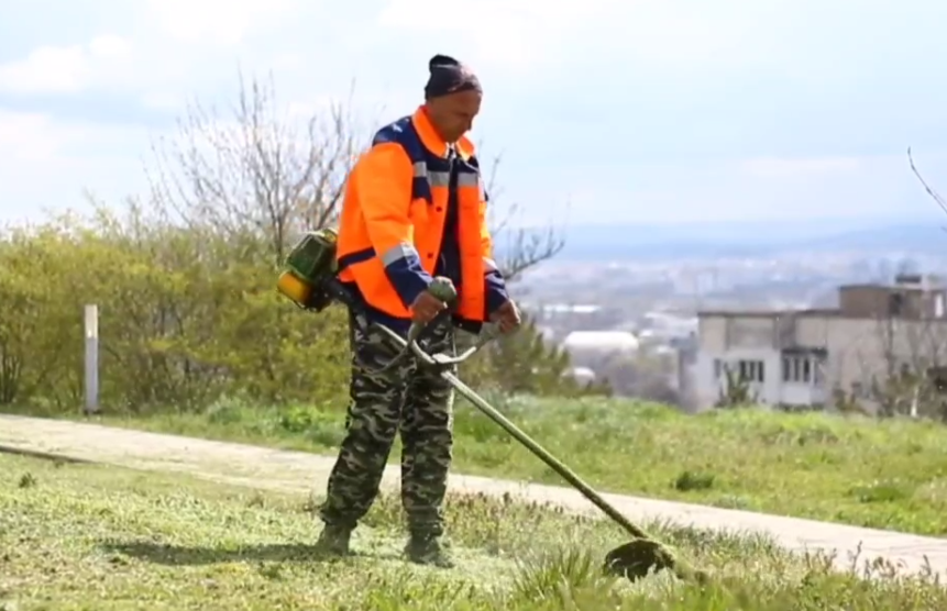 Сезон покоса травы стартовал в Симферополе