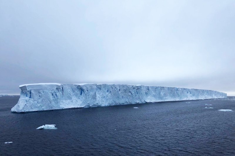 Самый большой айсберг планеты раскололся на мелкие части