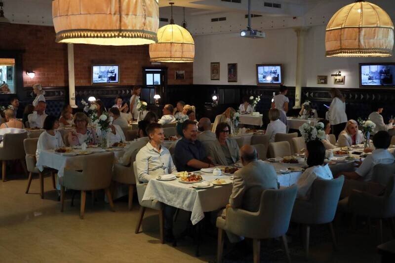 Белый цветок: в Крыму прошёл благотворительный завтрак