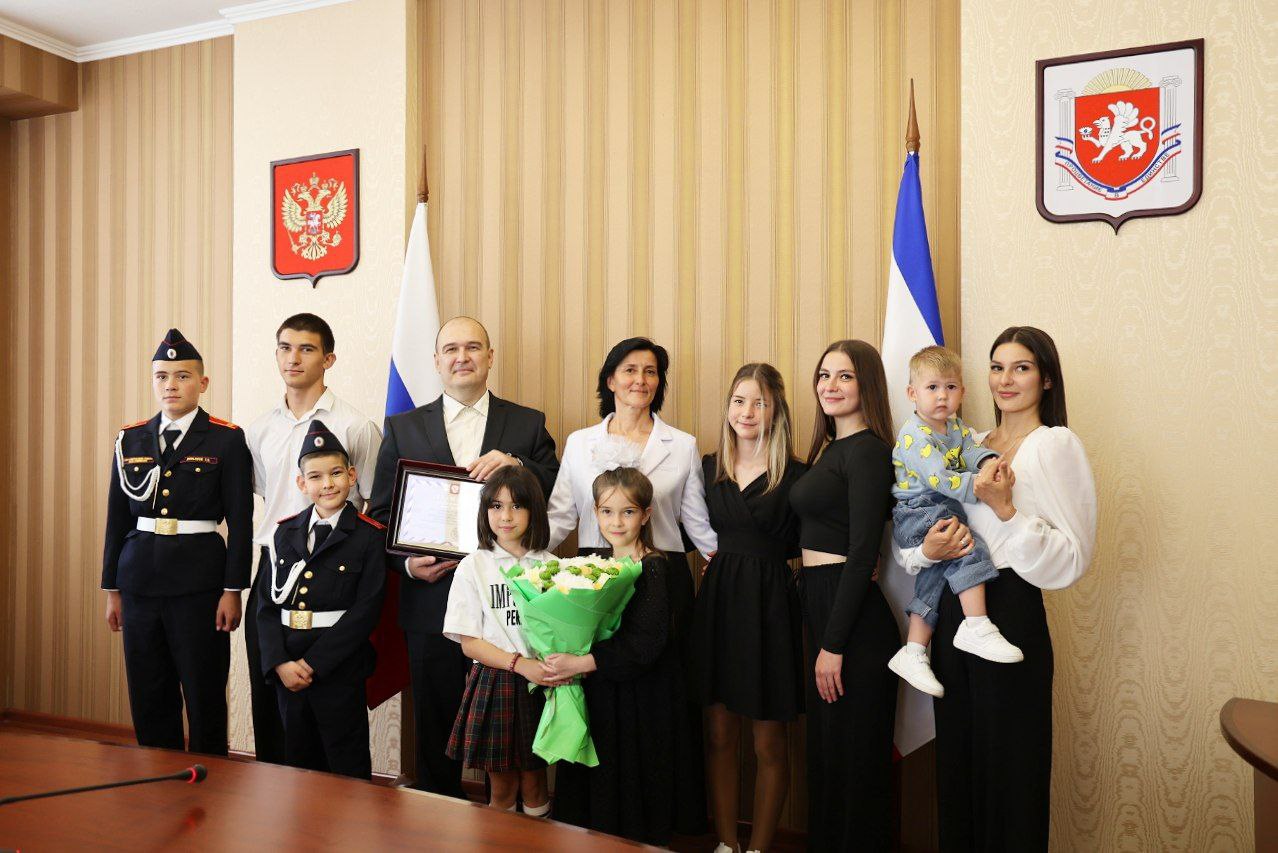 Крымчанке, родившей и воспитывающей 10 детей, присвоили звание "Мать-героиня"