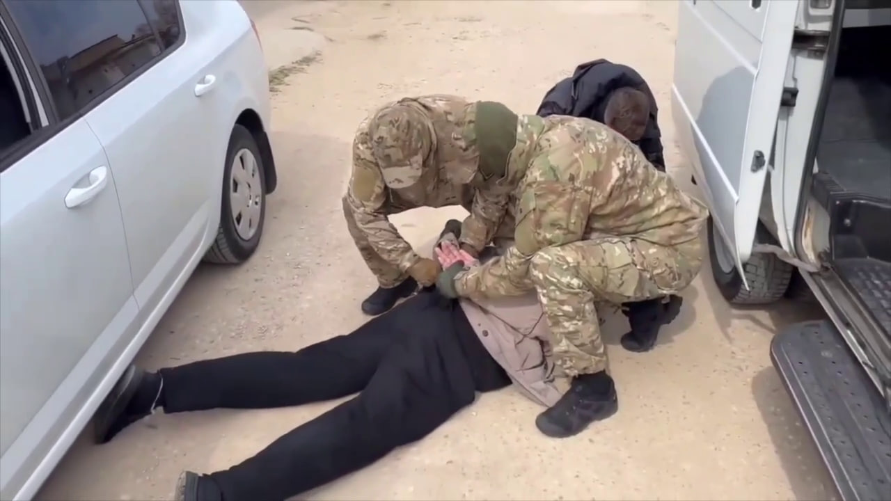 Фотографировал военные автомобили: в Севастополе по подозрению в госизмене задержали местного жителя