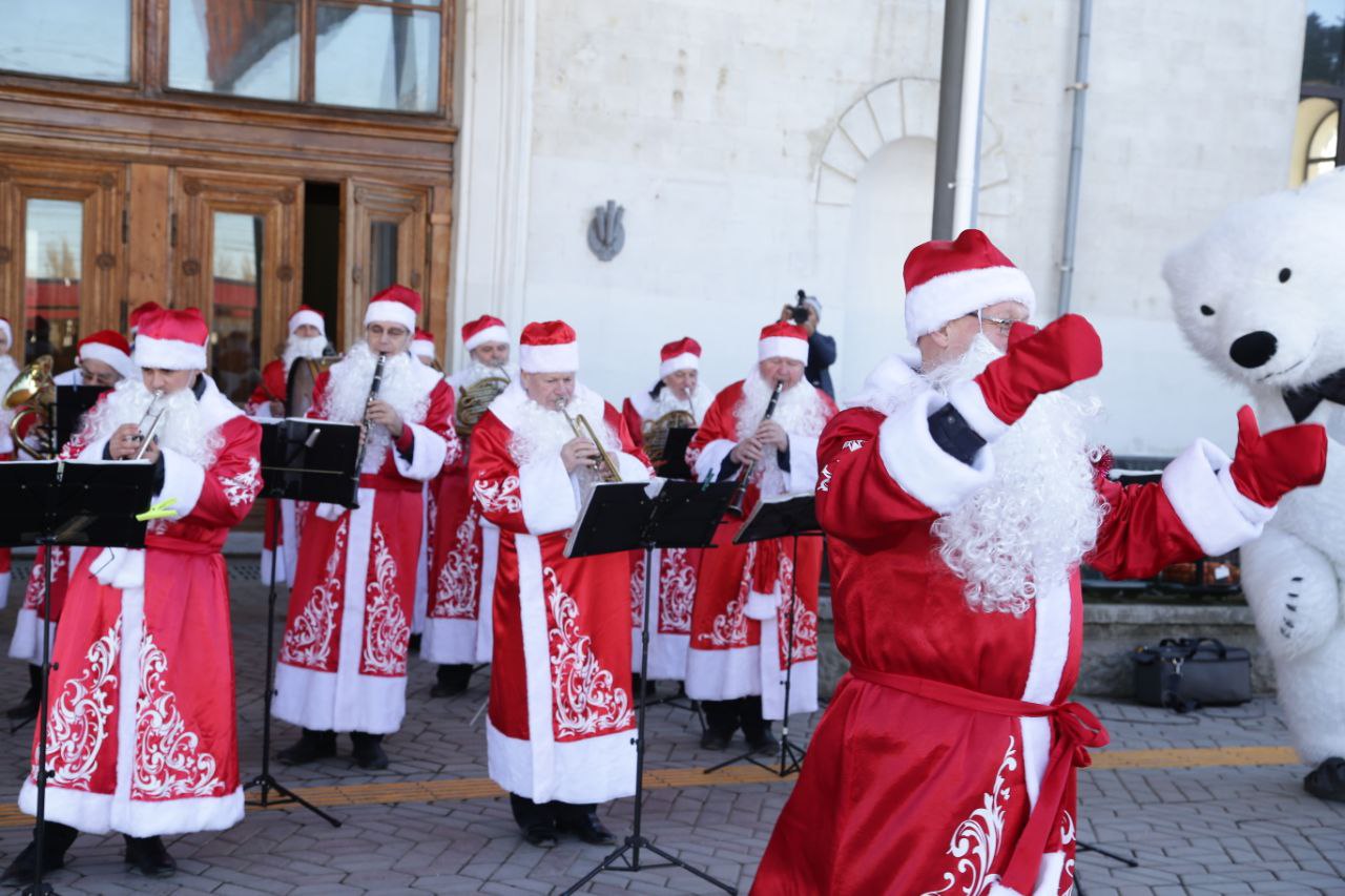 Как оркестр Дедов Морозов встречает туристов на жд вокзале Симферополя - фоторепортаж