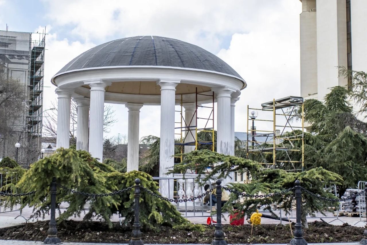 Видеокамеры, полив и новые скамейки: в Симферополе благоустраивают два сквера 