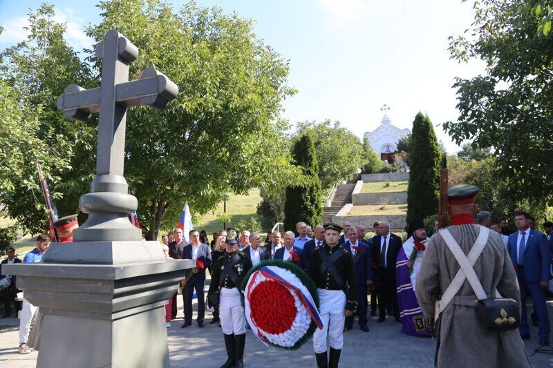 В Симферополе почтили память павших в Крымской войне - фото