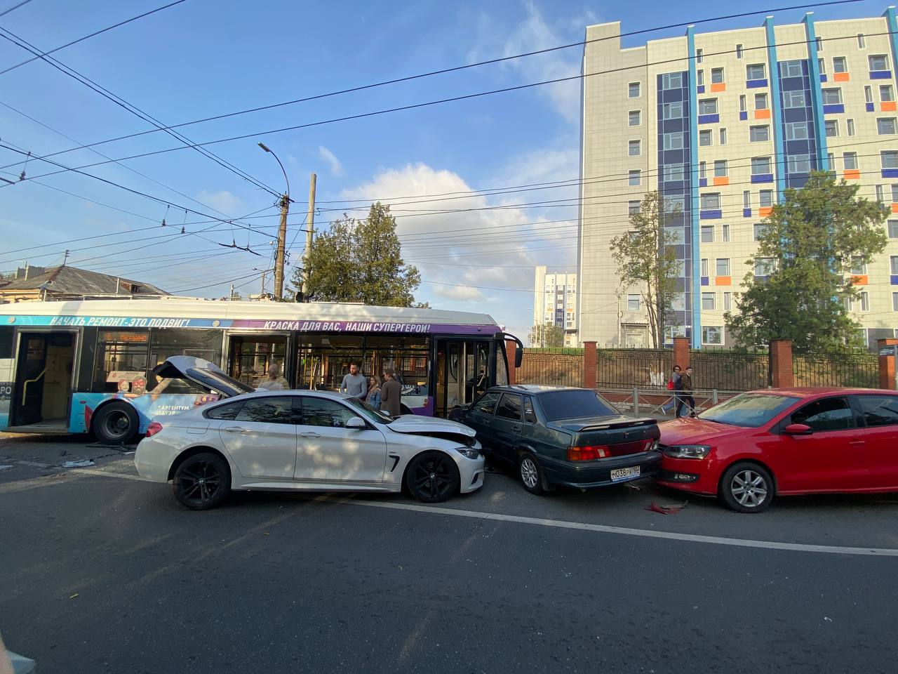 В Симферополе произошла авария с участием троллейбуса и трёх автомобилей