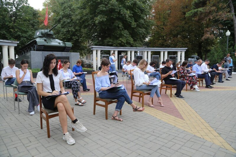 Помни о подвигах предков: в Симферополе прошёл «Диктант Победы»