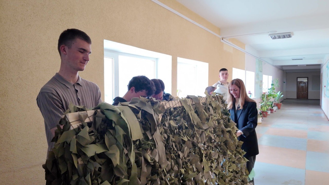 В Крыму тысячи студентов плетут маскировочные сети для бойцов СВО