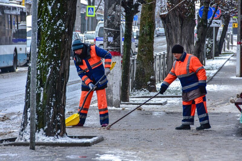 11 спецмашин и 370 дворников убирают дороги Симферополя от снега и наледи