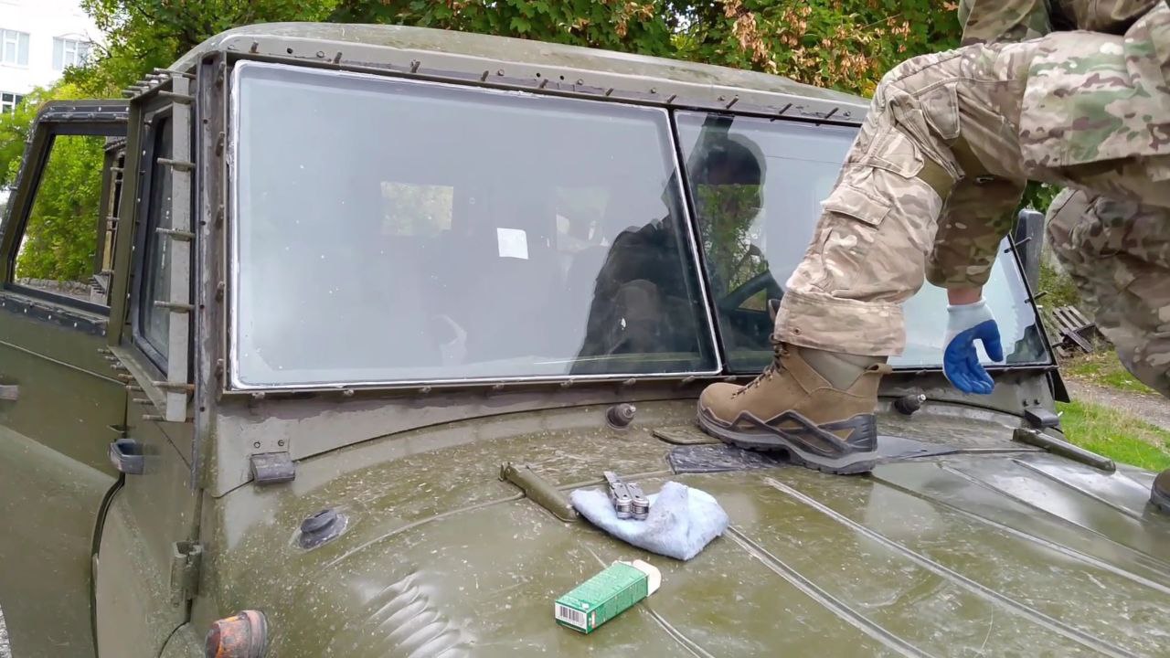 Народный мастер из Крыма изготавливает бронестекла для бойцов СВО