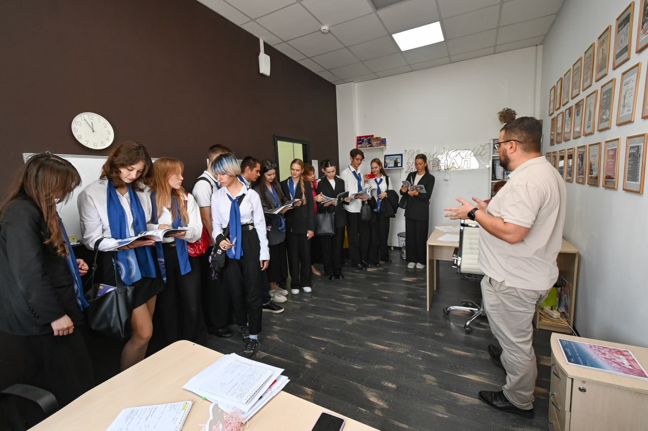 Для учеников Открытого космического лицея провели экскурсию по редакции «Крымской газеты»