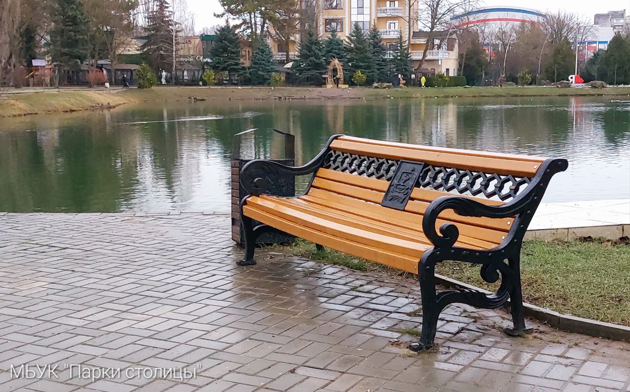 В Гагаринском парке Симферополя устанавливают скамейки с эколамелями