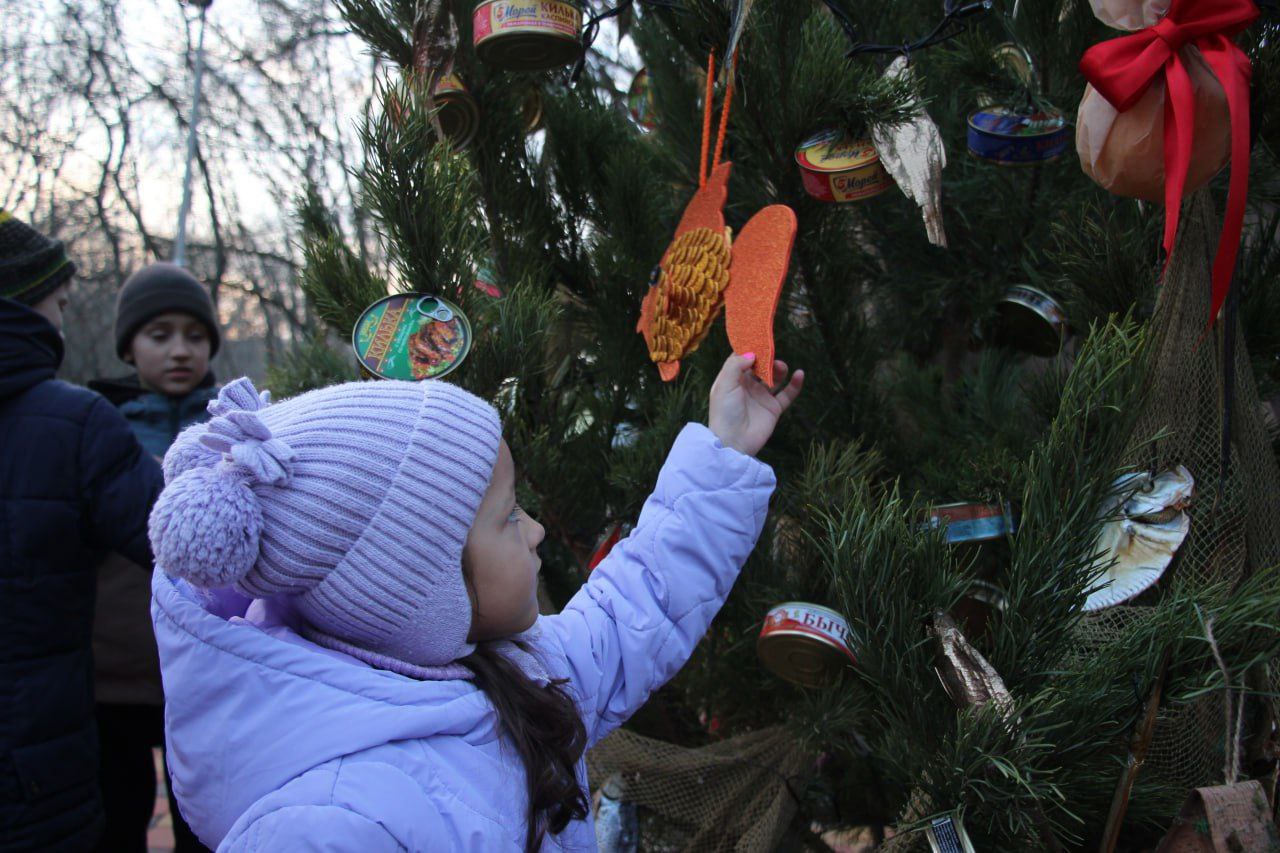 В Керчи ёлку украсили рыбой и рыбными консервами