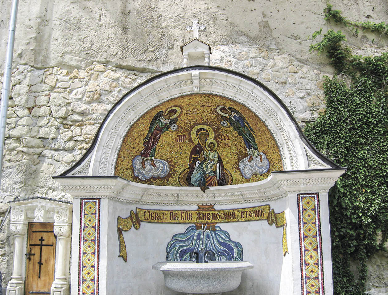 Бахчисарай - город дивных водомётов: фонтан слёз, монастырский источник и караимские колодцы