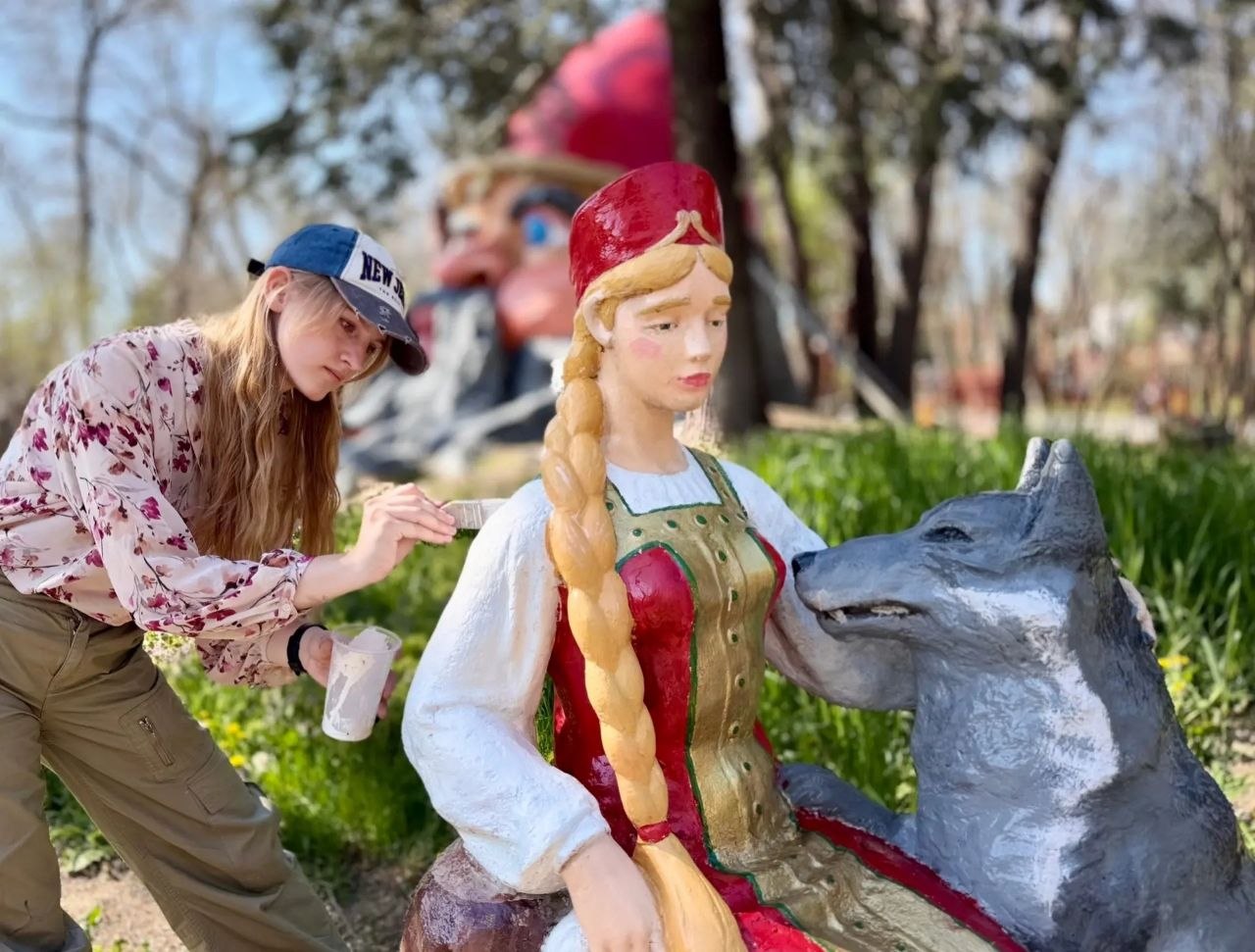 В Детском парке Симферополя обновили Поляну сказок