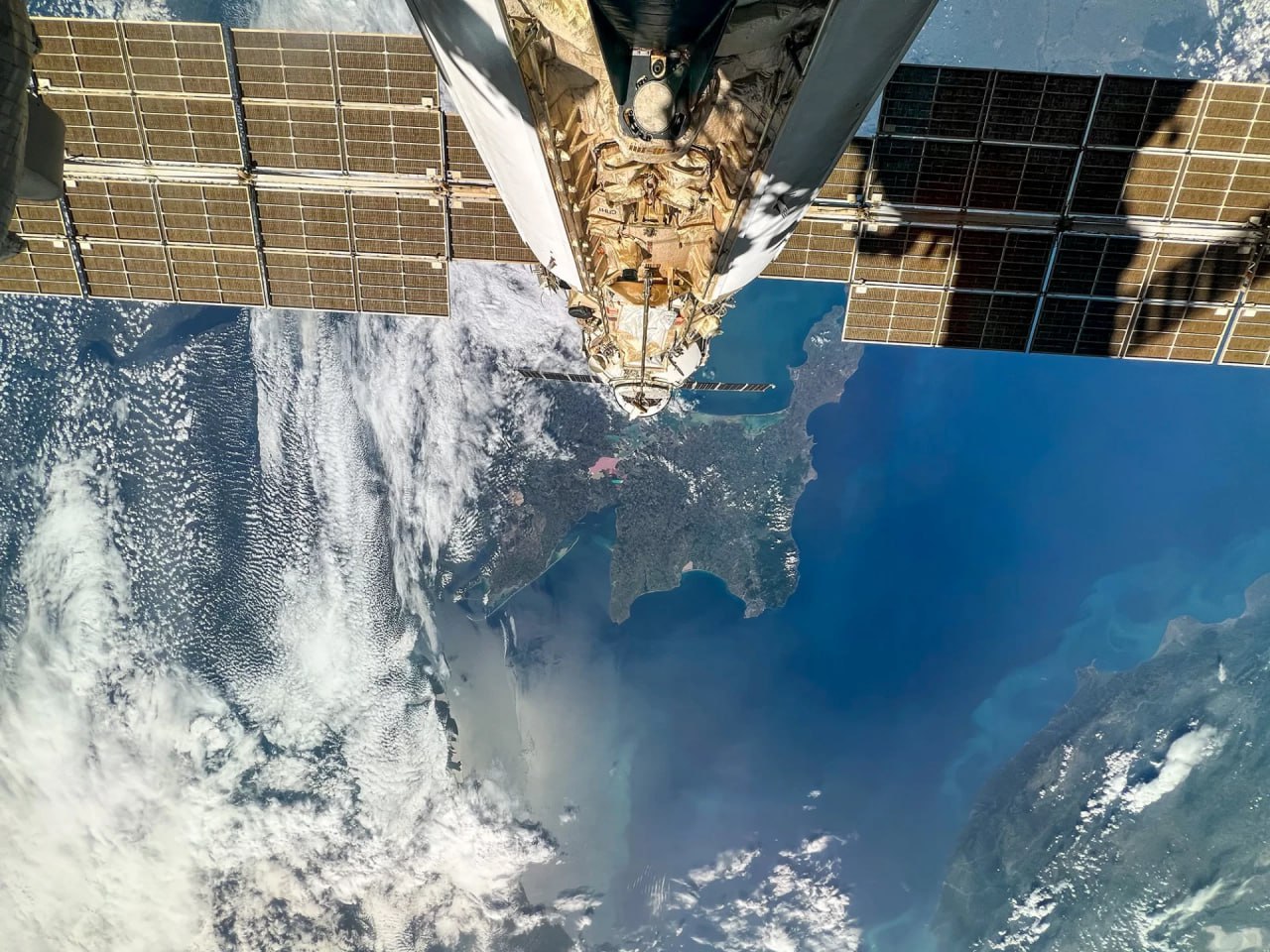 Космонавт Олег Артемьев показал снимка Крыма из космоса