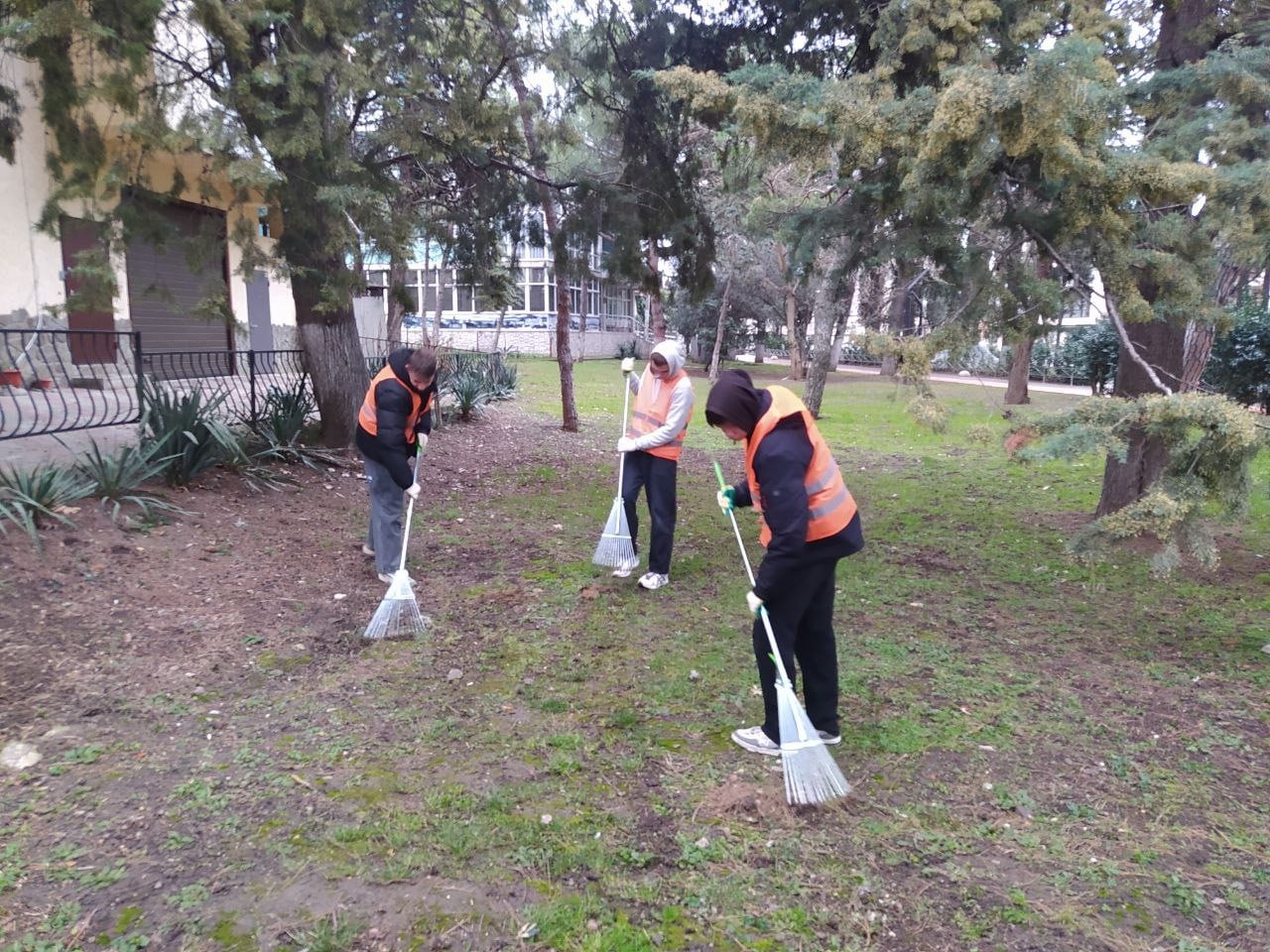 Первые карманные деньги: в Алуште трудоустроили 27 подростков