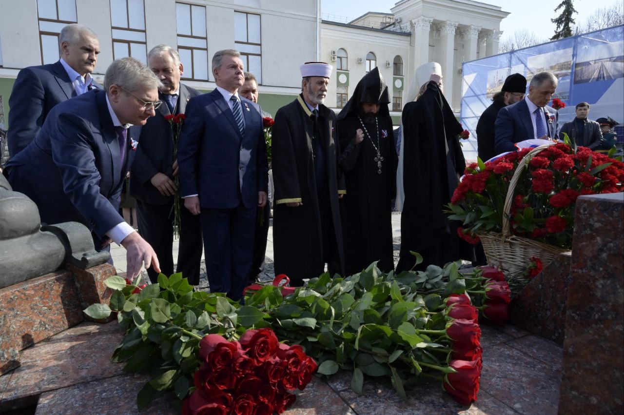 В Крыму возложили цветы к памятнику Народному ополчению - фоторепортаж